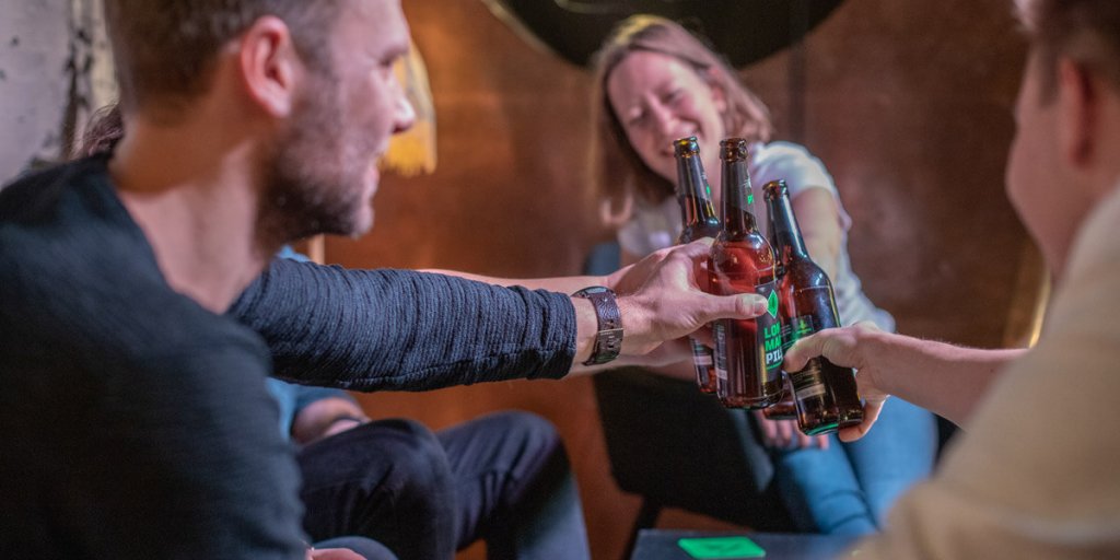 Mit Lohrmanns Pils kann man gut anstoßen.