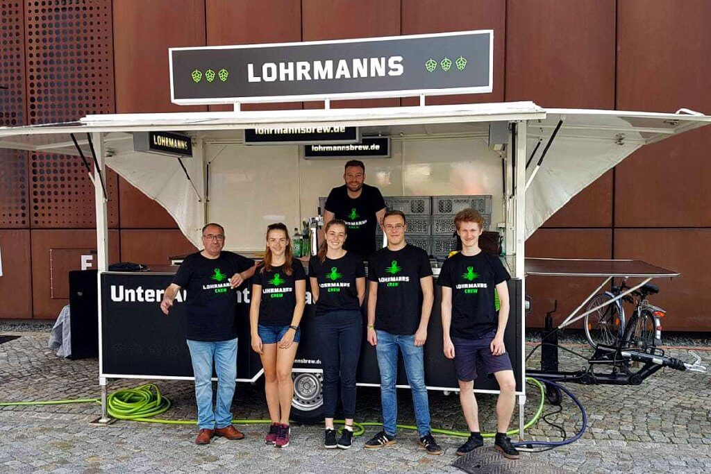 Lohrmanns Crew am Bierwagen